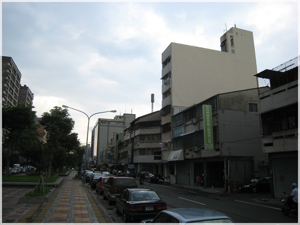 正綠園道面寬超寬無遮蔽物大樓外牆出租看板出租廣告出租