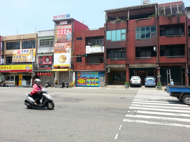 四維路鐵捲門廣告
