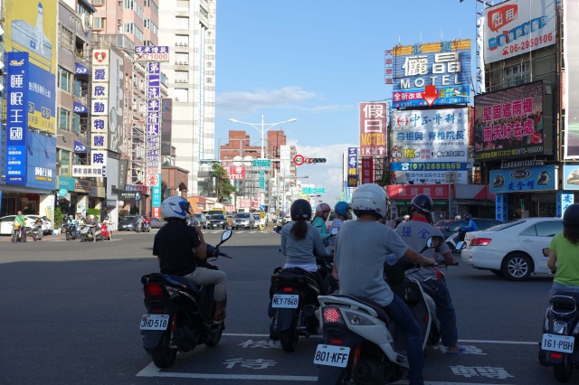 N-0489A2-東門路三段往仁德交流道、特力屋、家樂福方向