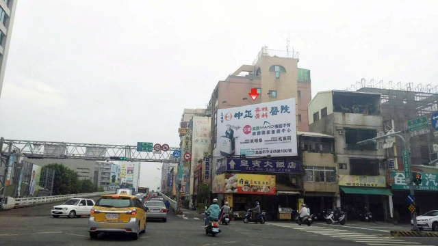 TN-S-40-往台南市文化中心、德安百貨、誠品書店方向